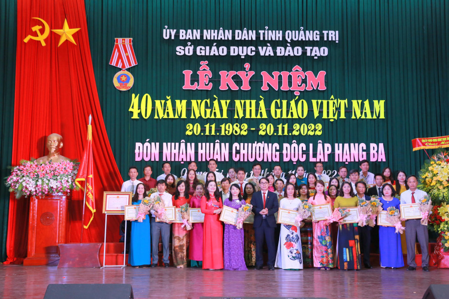 Sở GD&amp;ĐT tỉnh Quảng Trị tặng Giấy khen cho 40 tập thể và 40 cá nhân.