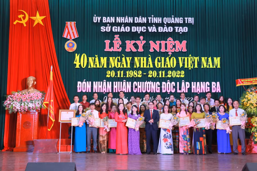 Sở GD&amp;ĐT tỉnh Quảng Trị tặng Giấy khen cho 40 tập thể và 40 cá nhân.