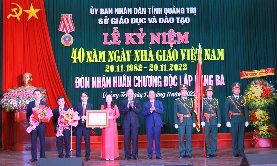 Thừa ủy quyền của Chủ tịch nước, ông Nguyễn Đăng Quang - Phó Bí thư Tỉnh ủy và ông Võ Văn Hưng - Chủ tịch UBND tỉnh Quảng Trị trao Huân chương Độc lập hạng Ba cho lãnh đạo Sở GD&amp;ĐT Quảng Trị.