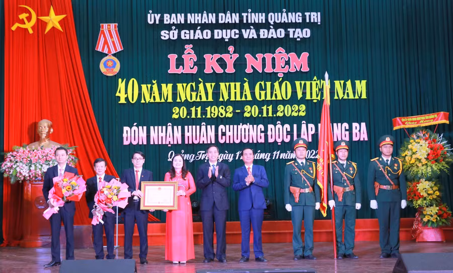 Thừa ủy quyền của Chủ tịch nước, ông Nguyễn Đăng Quang - Phó Bí thư Tỉnh ủy và ông Võ Văn Hưng - Chủ tịch UBND tỉnh Quảng Trị trao Huân chương Độc lập hạng Ba cho lãnh đạo Sở GD&amp;ĐT Quảng Trị.