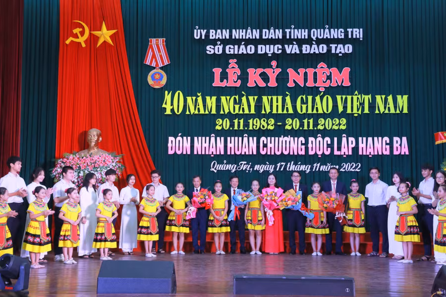 Những cống hiến của đội ngũ nhà giáo được xã hội tôn vinh, ghi nhận.