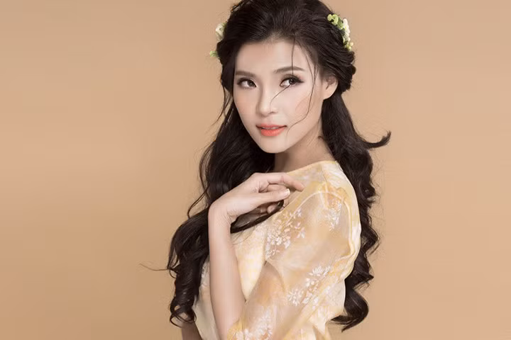 Thúy Diễm gợi ý trang phục nữ tính ngày cuối tuần