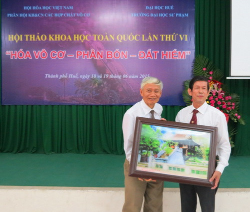 GS.TS Nguyễn Trọng Uyển - Chủ tịch phân hội khoa học và công nghệ các hợp chất vô cơ - tặng bức tranh lưu niệm cho trường ĐHSP Huế