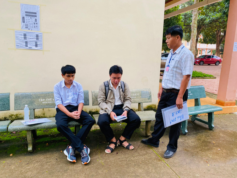 Thầy Nguyễn Hữu Lam đến từ sớm để động viên, nhắc nhở thí sinh (ảnh: TT).