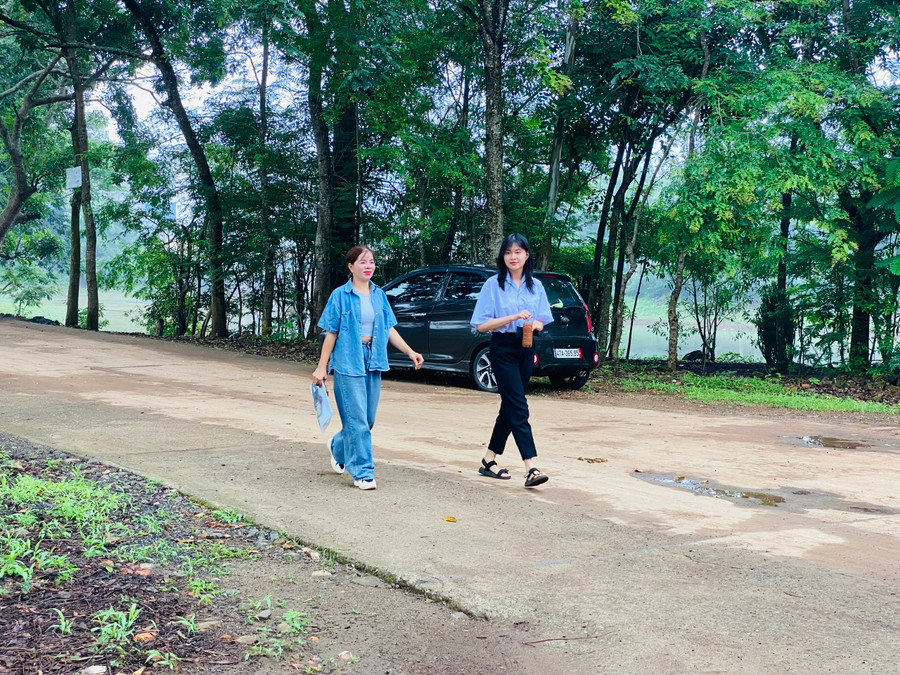 Từ sáng sớm, chị Phương đã chở con gái đến điểm thi THPT Cao Bá Quát (ảnh: TT).