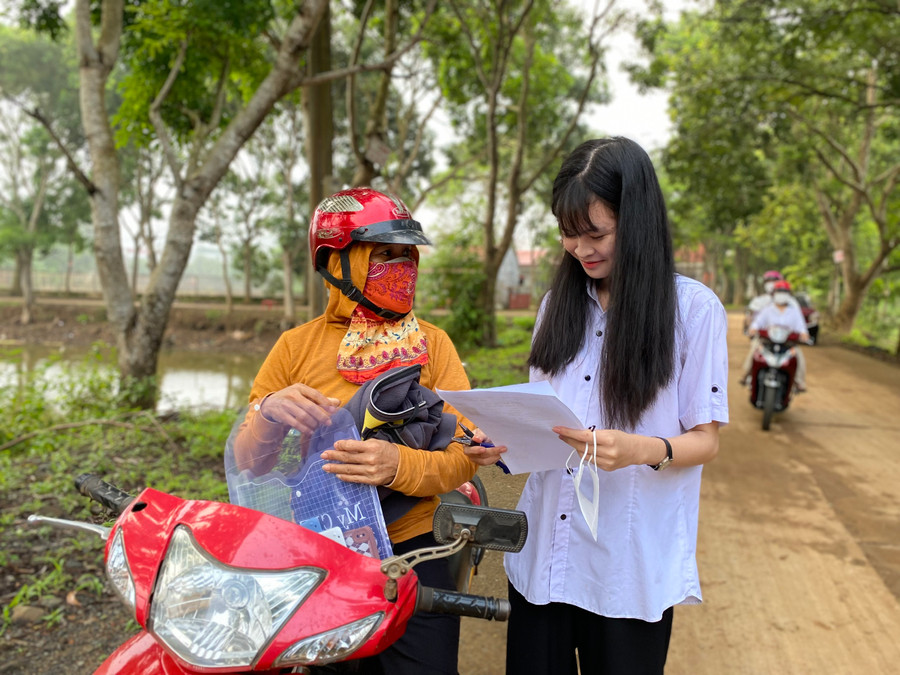 Cô Soạn động viên con gái trước khi vào phòng thi (ảnh: TT).