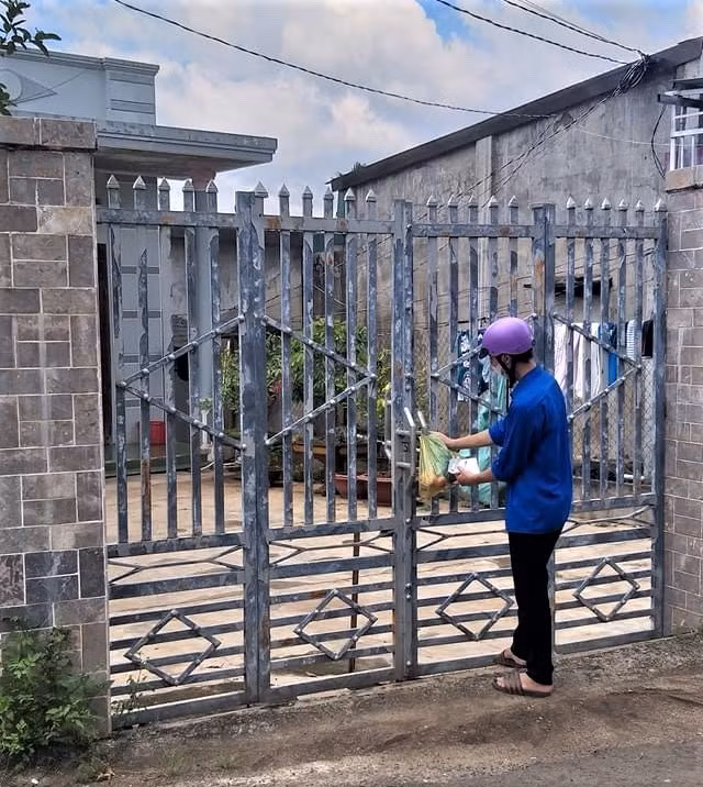 Đội thanh niên tình nguyện phường Khánh Xuân (TP. Buôn Ma Thuột) đi chợ và giao nhu yếu phẩm cho từng hộ theo đơn đặt hàng.