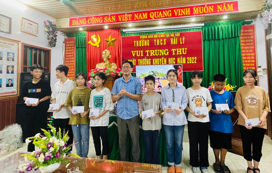 Khen thưởng động viên học sinh để các em tham gia các phong trào chung, cũng là cách giáo dục để nói không với thuốc lá. Khen thưởng động viên học sinh để các em tham gia các phong trào chung, cũng là cách giáo dục để nói không với thuốc lá.