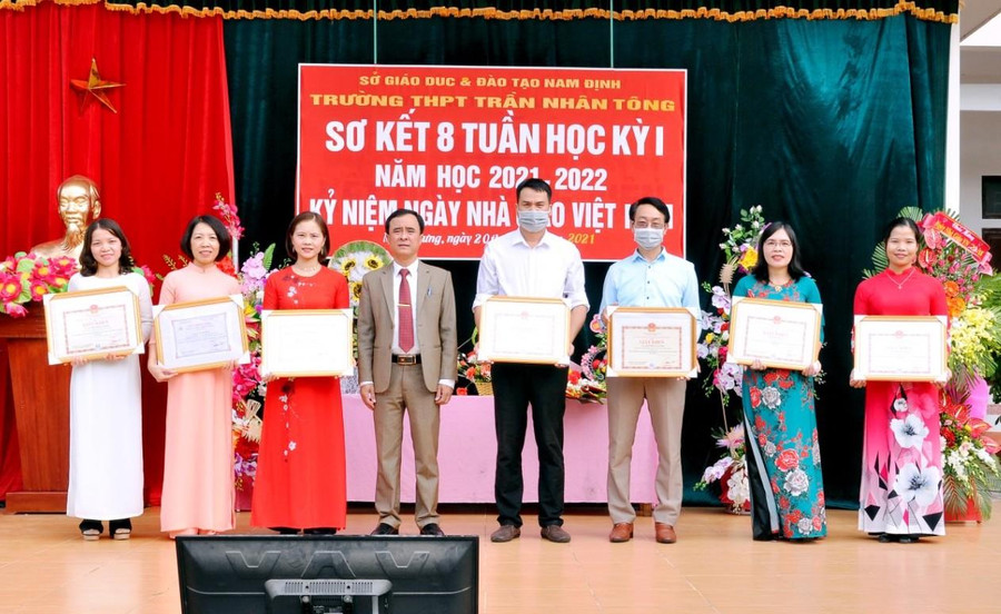 Động viên và khen thưởng kịp thời các tập thể và cá nhân có nhiều đóng góp cho nhà trường, trong đó có việc giáo dục học sinh nói không với thuốc lá. Động viên và khen thưởng kịp thời các tập thể và cá nhân có nhiều đóng góp cho nhà trường, trong đó có việc giáo dục học sinh nói không với thuốc lá.