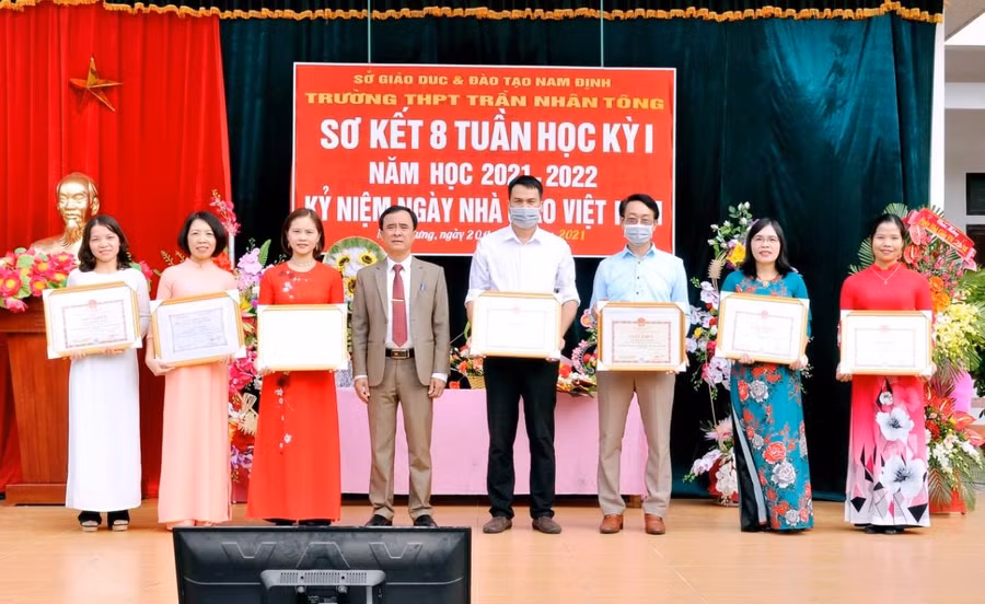 Động viên và khen thưởng kịp thời các tập thể và cá nhân có nhiều đóng góp cho nhà trường, trong đó có việc giáo dục học sinh nói không với thuốc lá.