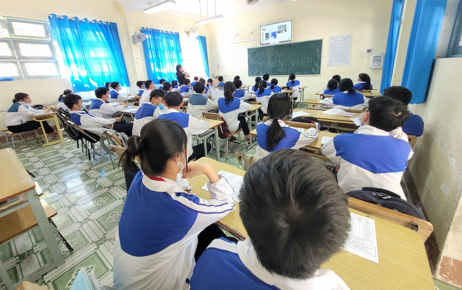 Học sinh Trường THCS Nguyễn Huệ tham gia tiết tư vấn hướng nghiệp. Học sinh Trường THCS Nguyễn Huệ tham gia tiết tư vấn hướng nghiệp.