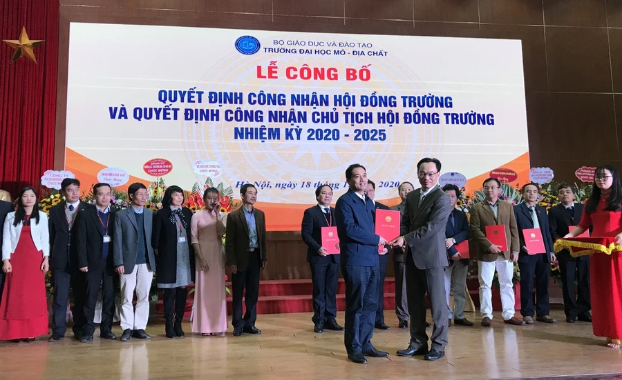 Hội đồng trường Trường ĐH Mỏ Địa chất nhiệm kỳ 2020 - 2025 gồm 21 thành viên.