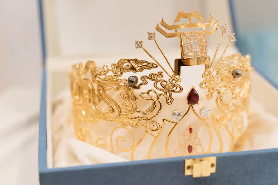 Vương miện Hoa khôi thủ đô 2019 có cả hình Khuê Văn Các, rồng thời Lý và hoa sen - Ảnh: BTC