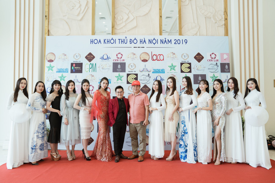 Các thí sinh dự thi Hoa khôi Thủ đô Hà Nội 2019 cùng Ban tổ chức tại vòng thi sơ khảo. Ảnh: BTC.