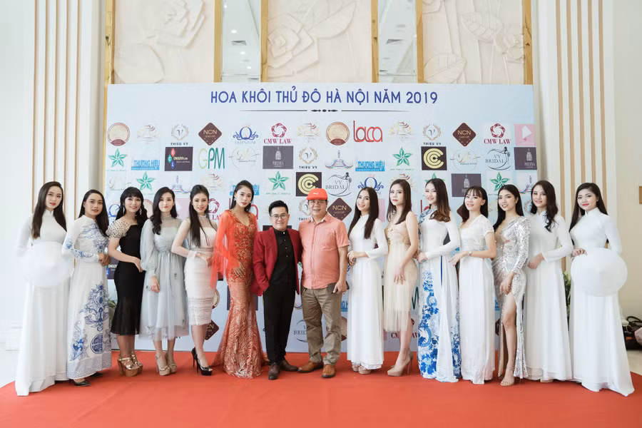 Các thí sinh dự thi Hoa khôi Thủ đô Hà Nội 2019 cùng Ban tổ chức tại vòng thi sơ khảo. Ảnh: BTC.