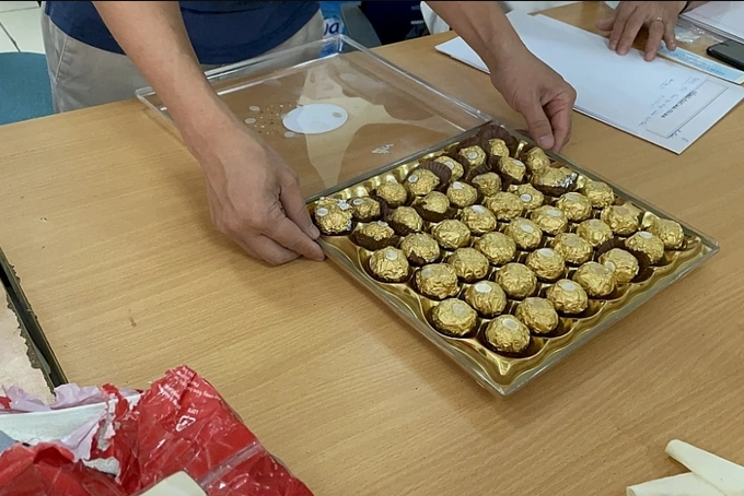 Ma túy trong vỏ bọc socola mang từ nước ngoài về Việt Nam đã bị lực lượng Hải quan Hà Nội phối hợp với lực lượng chức năng bắt giữ. Ma túy trong vỏ bọc socola mang từ nước ngoài về Việt Nam đã bị lực lượng Hải quan Hà Nội phối hợp với lực lượng chức năng bắt giữ.