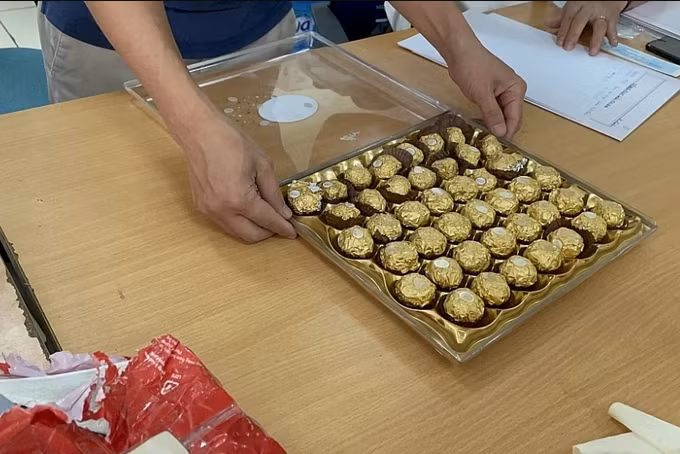 Ma túy trong vỏ bọc socola mang từ nước ngoài về Việt Nam đã bị lực lượng Hải quan Hà Nội phối hợp với lực lượng chức năng bắt giữ.