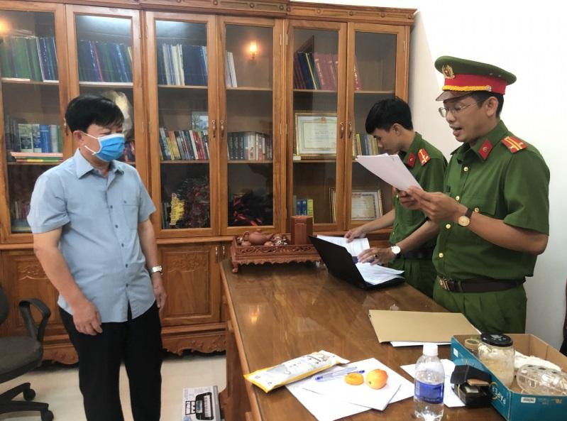 Cơ quan chức năng thi hành các quyết định tố tụng đối với bị can Đặng Hải Đăng. Ảnh: CAND Cơ quan chức năng thi hành các quyết định tố tụng đối với bị can Đặng Hải Đăng. Ảnh: CAND