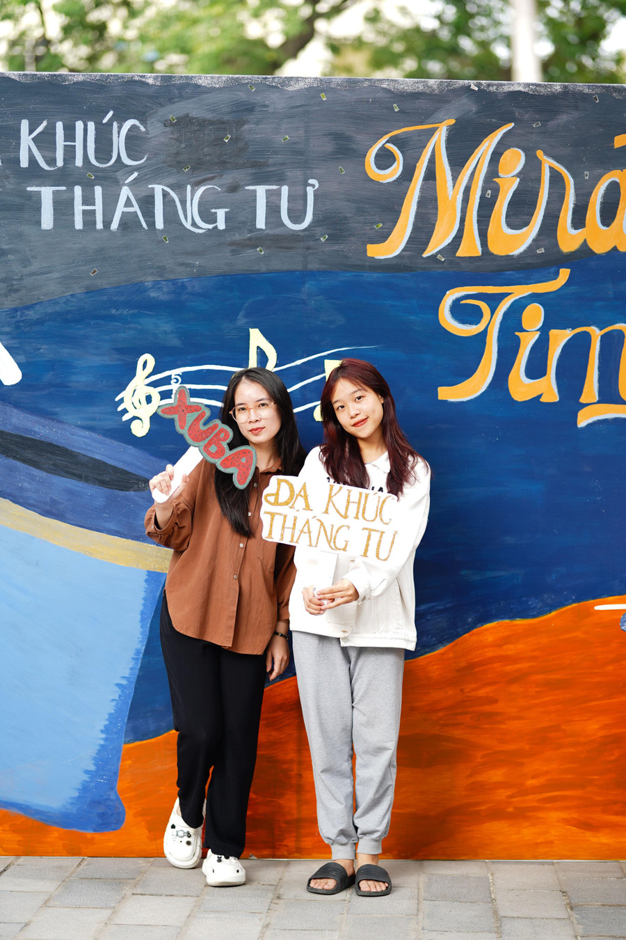 Các bạn sinh viên vui vẻ check-in tại chương trình.