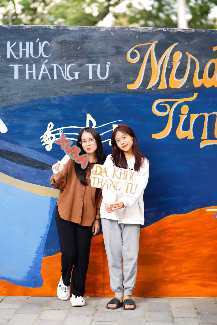 Các bạn sinh viên vui vẻ check-in tại chương trình.