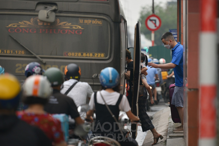 Nhiều người dân đợi xe khách ngay tại vỉa hè.