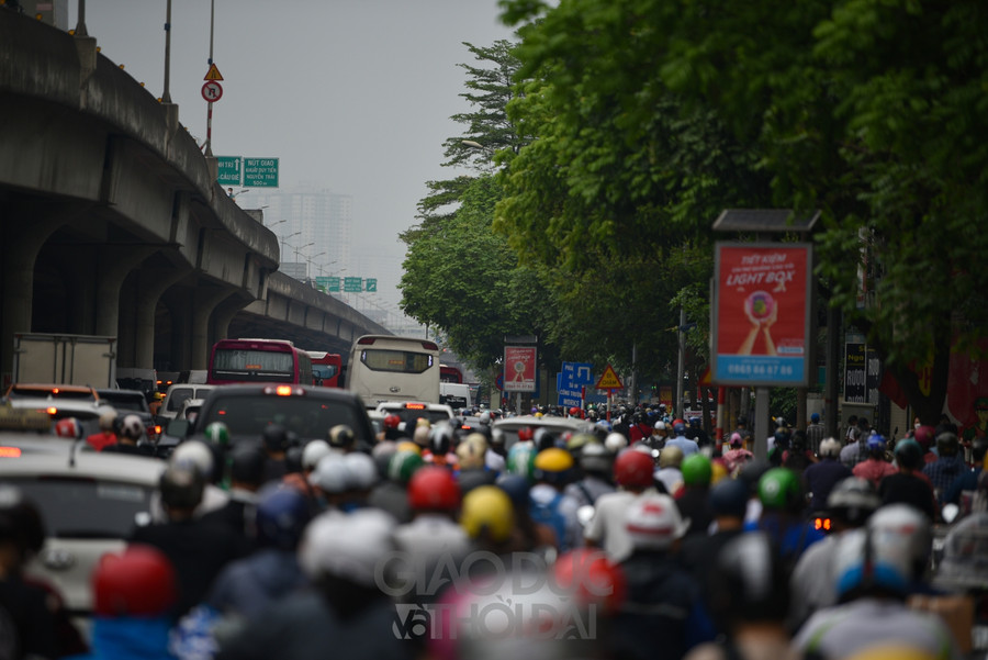 Dòng người càng đông hơn khi về cuối giờ chiều.