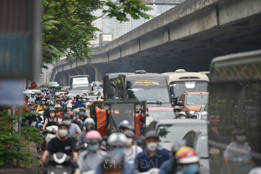 Do lượng phương tiện tăng đột biến vào cuối giờ chiều, đường vành đai 3 xảy ra tình trạng ùn tắc kéo dài.