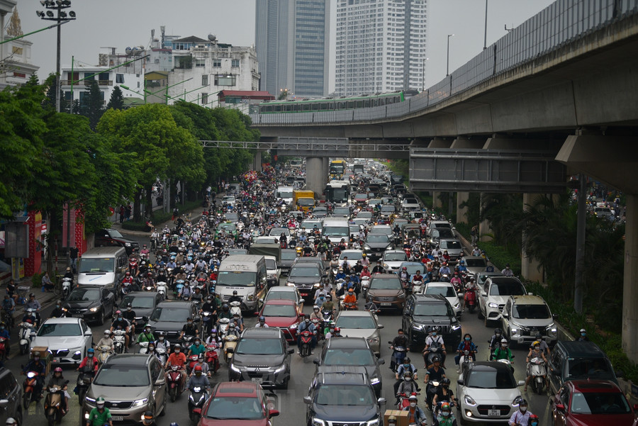 Càng về chiều tối, lượng phương tiện di chuyển theo hướng ra ngoại thành Hà Nội lại càng đông hơn.