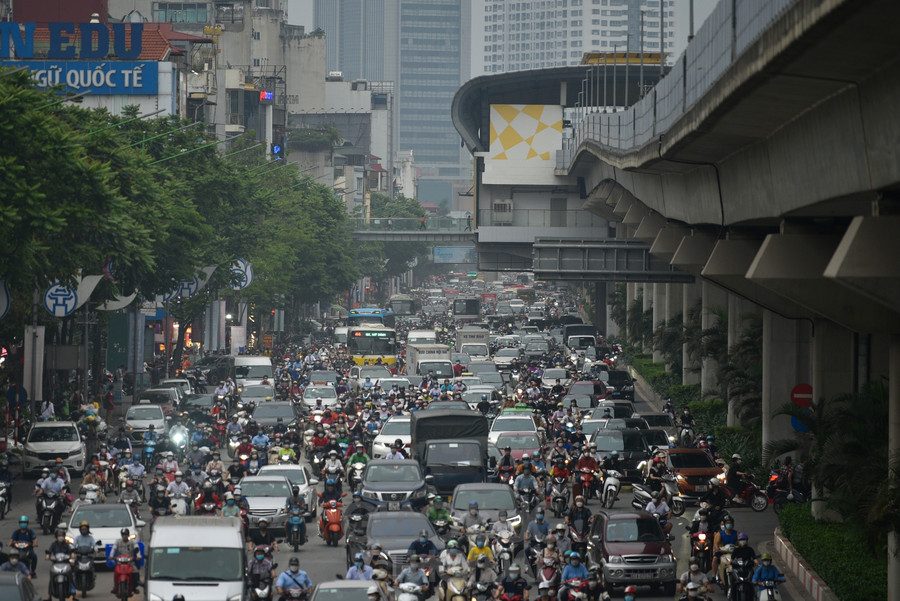 Tại khu vực đường Nguyễn Trãi lượng phương tiện vốn đã đông nay lại càng đông hơn.