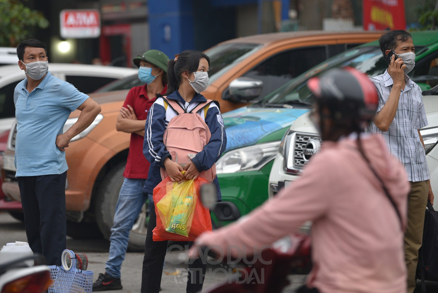 Nhiều người dân không vào bến mà đợi xe ngay tại vỉa hè.