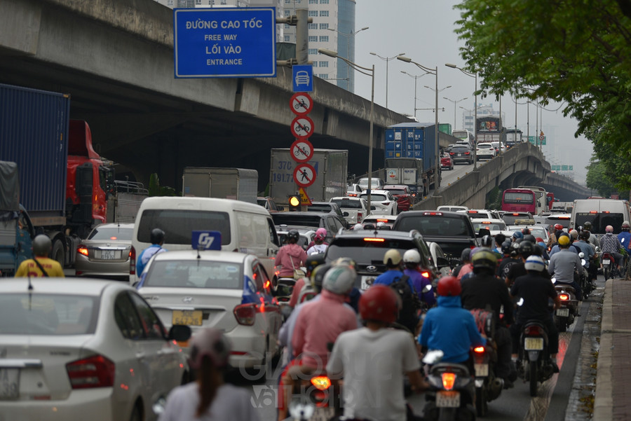 Tại nhiều điểm lên, xuống đường vành đai 3 trên cao hàng dài xe ô tô nối đuôi nhau.
