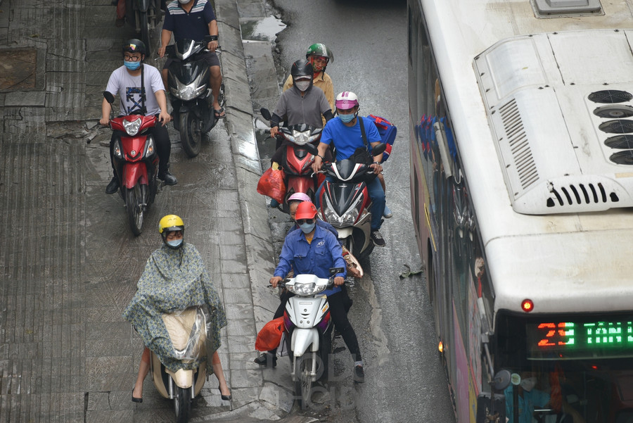 Hà Nội: Mọi nẻo đường kẹt cứng trước kỳ nghỉ lễ 30/4-1/5 ảnh 2