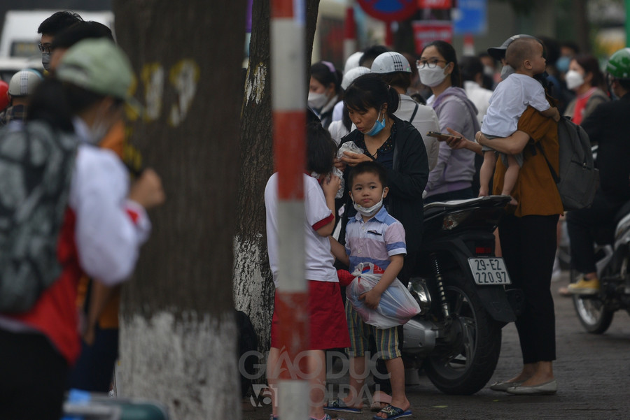 Hà Nội: Mọi nẻo đường kẹt cứng trước kỳ nghỉ lễ 30/4-1/5 ảnh 8