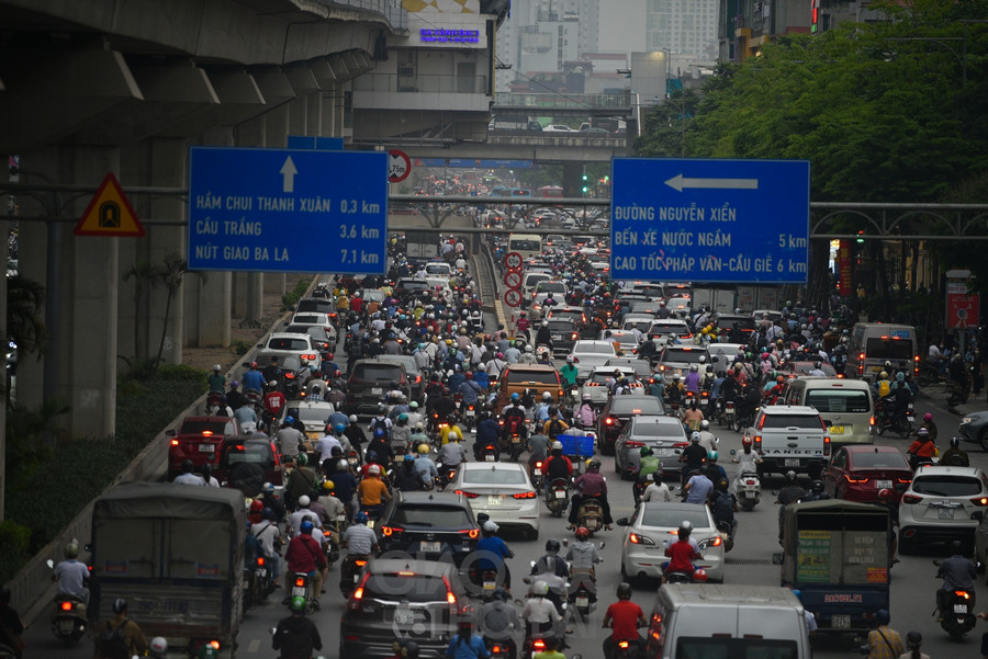 Hà Nội: Mọi nẻo đường kẹt cứng trước kỳ nghỉ lễ 30/4-1/5 ảnh 12