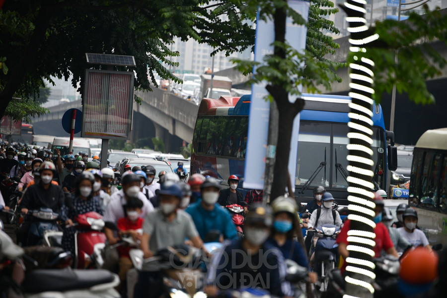 Để có thể đi nhanh hơn, nhiều xe máy đã đi lên vỉa hè để &quot; thoát thân&quot;.