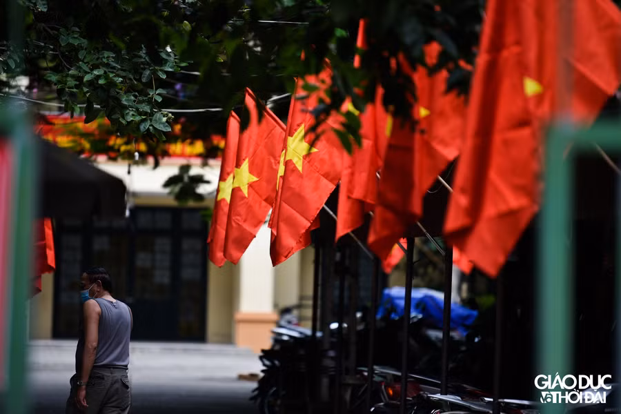 Sắc đỏ trên đường phố Hà Nội chào mừng Quốc khánh 2/9 ảnh 10