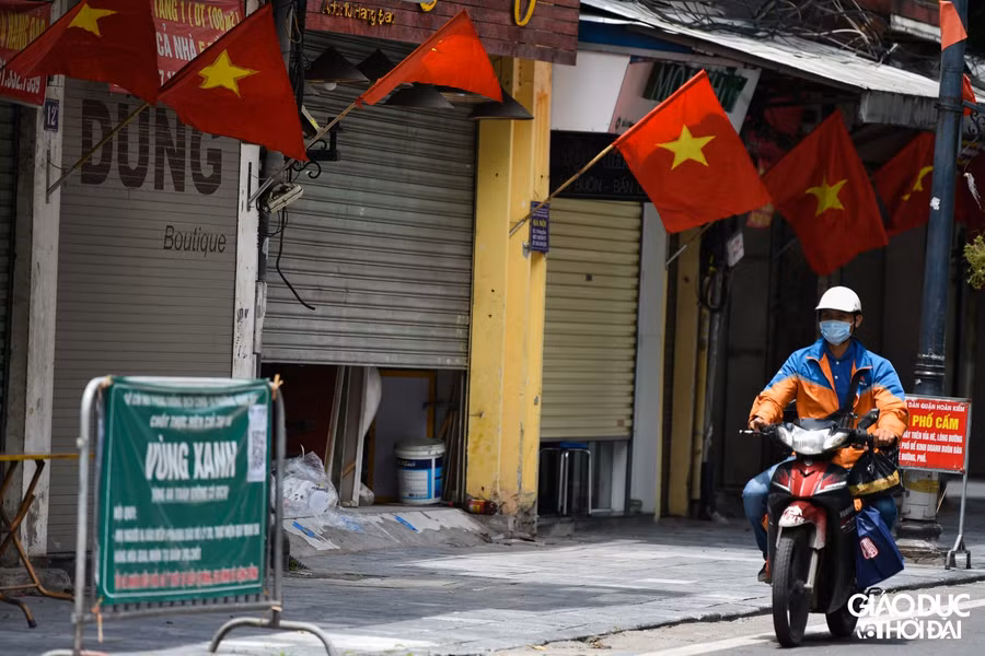 Sắc đỏ trên đường phố Hà Nội chào mừng Quốc khánh 2/9 ảnh 7