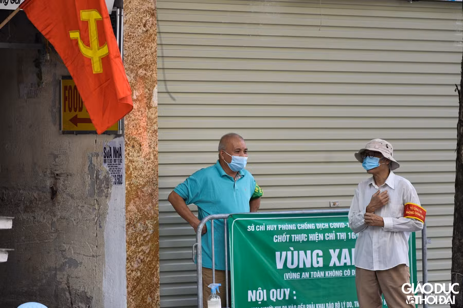 Sắc đỏ trên đường phố Hà Nội chào mừng Quốc khánh 2/9 ảnh 9