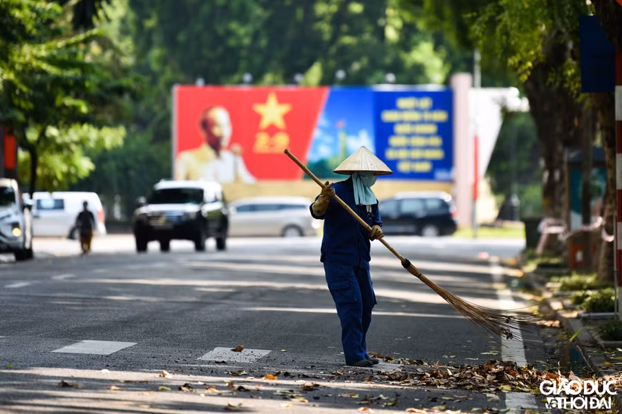 Sắc đỏ trên đường phố Hà Nội chào mừng Quốc khánh 2/9 ảnh 3