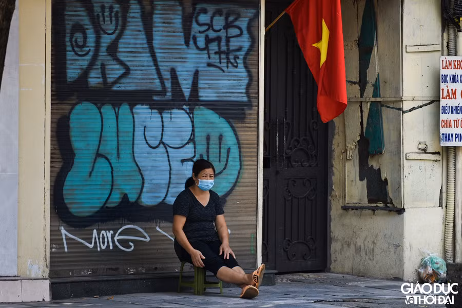 Cũng trong những ngày này, người dân thủ đô chung sức để giữ từng vùng xanh trước đại dịch Covid-19.