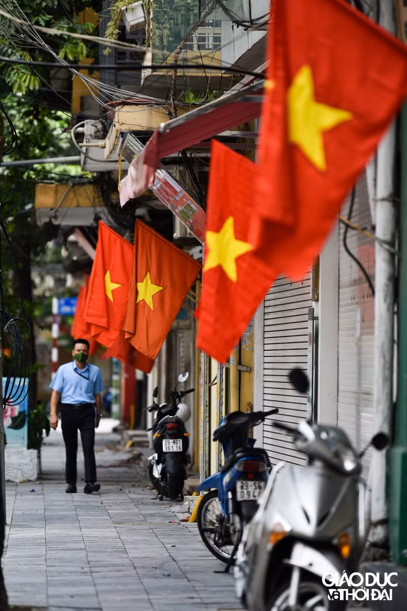 Sắc đỏ trên đường phố Hà Nội chào mừng Quốc khánh 2/9 ảnh 6
