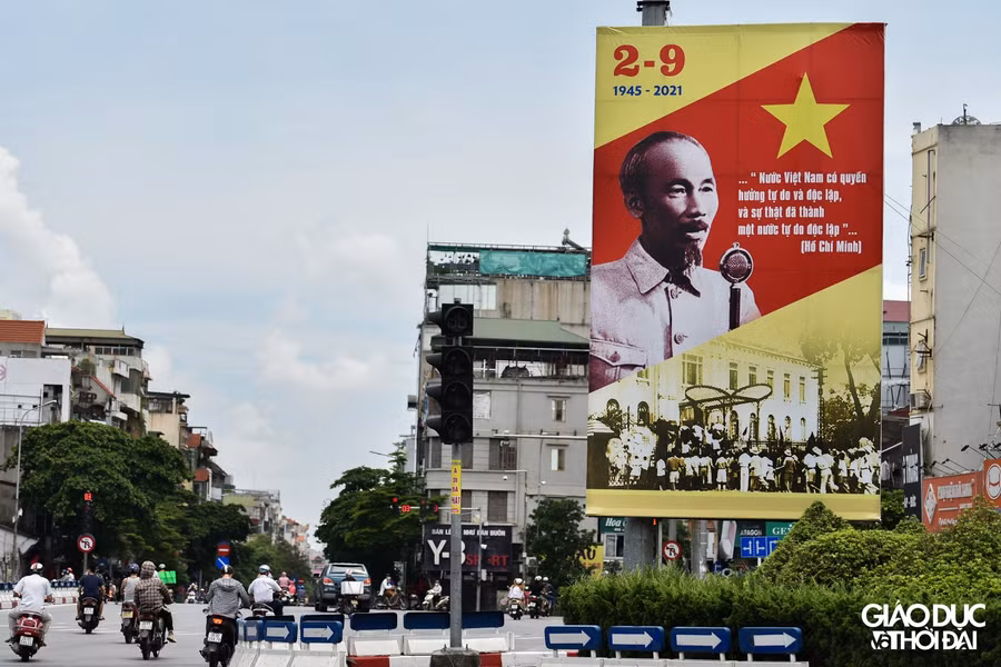 Hình ảnh Bác Hồ đọc bản Tuyên ngôn Độc lập ngày 2-9-1945 được in trên tấm pano lớn, trưng bày tại nhiều con đường trong thành phố.