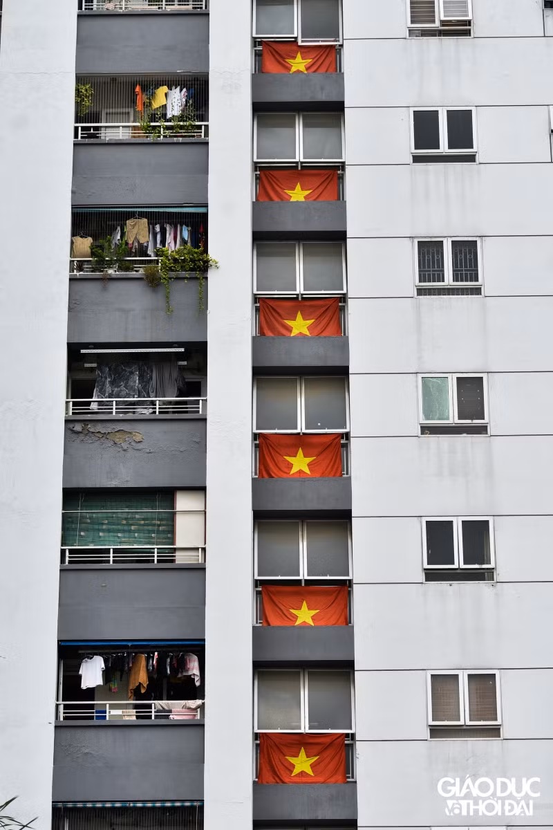 Nhiều tòa nhà chung cư cao tầng, người dân đã treo cờ theo trật tự để chào đón ngày Quốc Khánh 2/9.