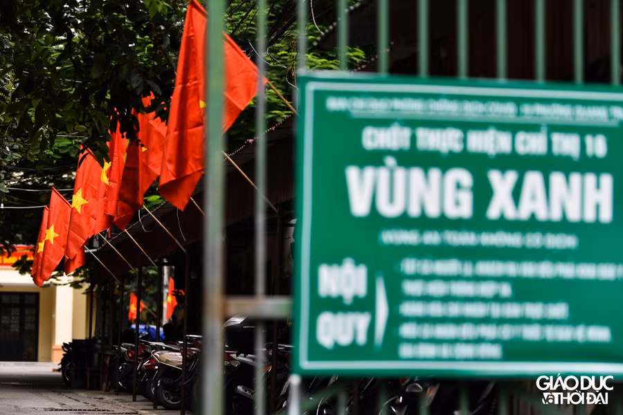Dọc nhiều tuyến phố, những khu vực vùng xanh người dân đã treo cờ Tổ quốc từ một vài ngày trước.