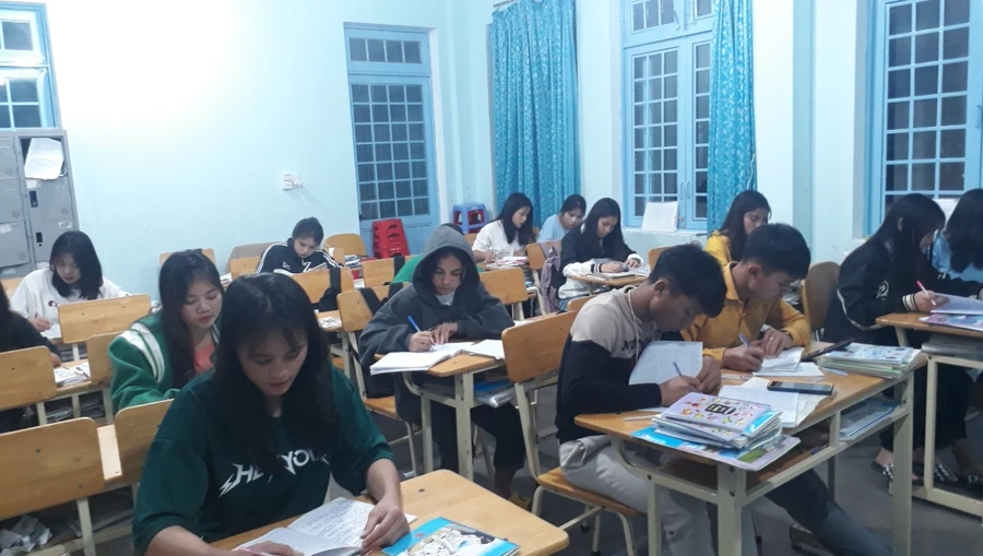 Học sinh Trường PTDTNT Tu Mơ Rông tự học có hướng dẫn của giáo viên vào buổi tối.