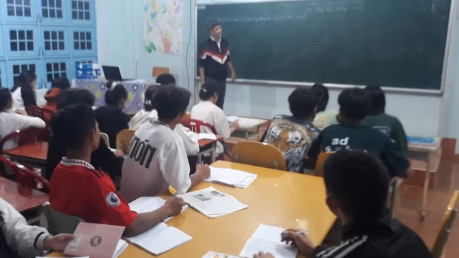 Trường học lên danh sách giáo viên ôn tập theo từng môn học để hướng dẫn học sinh một cách chi tiết, cụ thể.