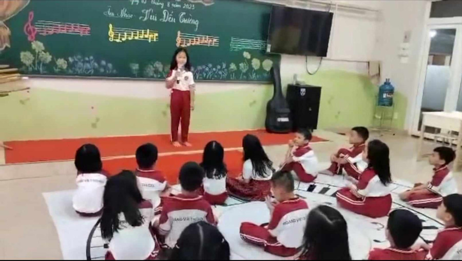 Học sinh tiểu học tự tin thể hiện năng khiếu của bản thân (ảnh chụp từ clip).