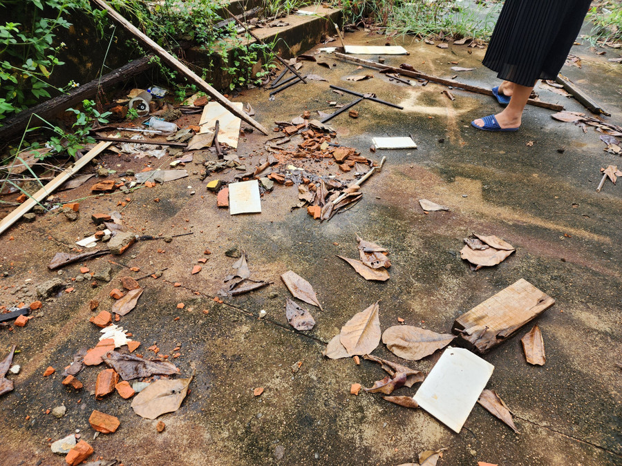 Khu vực xây dựng với đầy đinh vít, gạch đá... (Ảnh: Thành Tâm) Khu vực xây dựng với đầy đinh vít, gạch đá... (Ảnh: Thành Tâm)