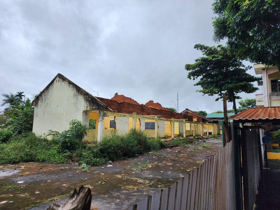 Ngổn ngang tại công trình xây dựng Trường tiểu học Nguyễn Viết Xuân. (Ảnh: Thành Tâm) Ngổn ngang tại công trình xây dựng Trường tiểu học Nguyễn Viết Xuân. (Ảnh: Thành Tâm)