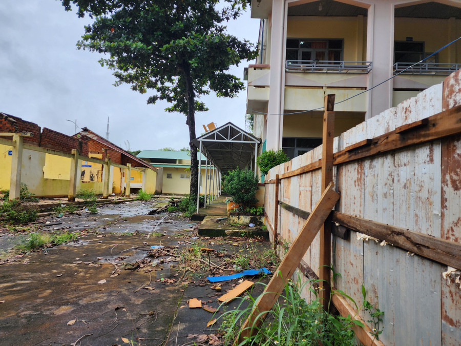 Ngoài việc dựng rào chắn nhà thầu chưa thực hiện bất kỳ hạng mục nào . (Ảnh: Thành Tâm) Ngoài việc dựng rào chắn nhà thầu chưa thực hiện bất kỳ hạng mục nào . (Ảnh: Thành Tâm)